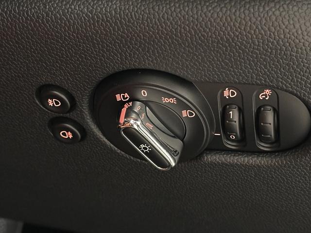 MINI クーパーS ナビタッチスクリーンETCSOSコールアクティブクルーズコントロールマルチファンクションステアリングコンフォートアクセスLEDヘッドライトLEDリアコンビランプ17インチホイール(18枚目)