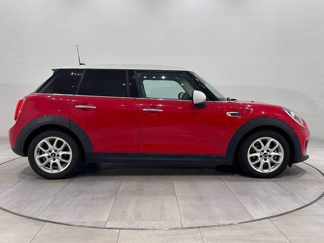 MINI クーパーD ナビ(タッチスクリーン)SOSコール衝突回被害軽減ブレーキマルチファンクションステアリングハロゲンヘッドライトLEDリアコンビランプ15インチホイール(5枚目)