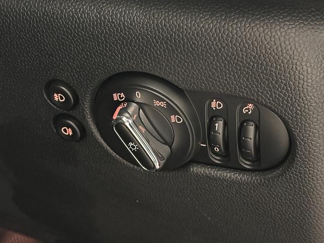 MINI クーパーD ナビ(タッチスクリーン)SOSコール衝突回被害軽減ブレーキマルチファンクションステアリングハロゲンヘッドライトLEDリアコンビランプ15インチホイール(18枚目)