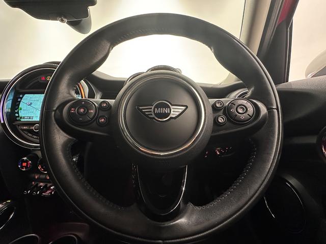 MINI クーパーD ナビ(タッチスクリーン)SOSコール衝突回被害軽減ブレーキマルチファンクションステアリングハロゲンヘッドライトLEDリアコンビランプ15インチホイール(26枚目)