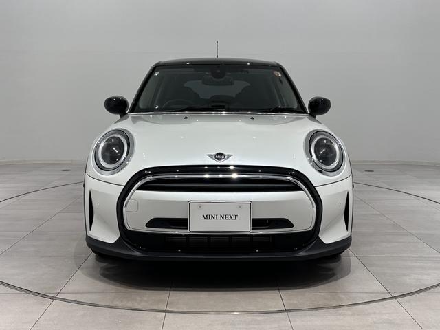 ＭＩＮＩ クーパー　ファーストパッケージ　クラシック・トリム　全国２年保証ＣａｒＰｌａｙＥＴＣＳＯＳコールバックカメラマルチファンクションステアリングＭＩＮＩドライビングモードコンフォートアクセスＬＥＤヘッドライＬＥＤリアコンビランプ１６インチホイール（3枚目）