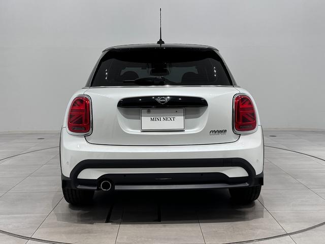 ＭＩＮＩ クーパー　ファーストパッケージ　クラシック・トリム　全国２年保証ＣａｒＰｌａｙＥＴＣＳＯＳコールバックカメラマルチファンクションステアリングＭＩＮＩドライビングモードコンフォートアクセスＬＥＤヘッドライＬＥＤリアコンビランプ１６インチホイール（7枚目）