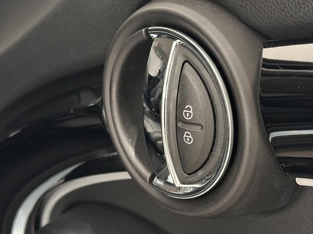 ＭＩＮＩ クーパー　ファーストパッケージ　クラシック・トリム　全国２年保証ＣａｒＰｌａｙＥＴＣＳＯＳコールバックカメラマルチファンクションステアリングＭＩＮＩドライビングモードコンフォートアクセスＬＥＤヘッドライＬＥＤリアコンビランプ１６インチホイール（16枚目）