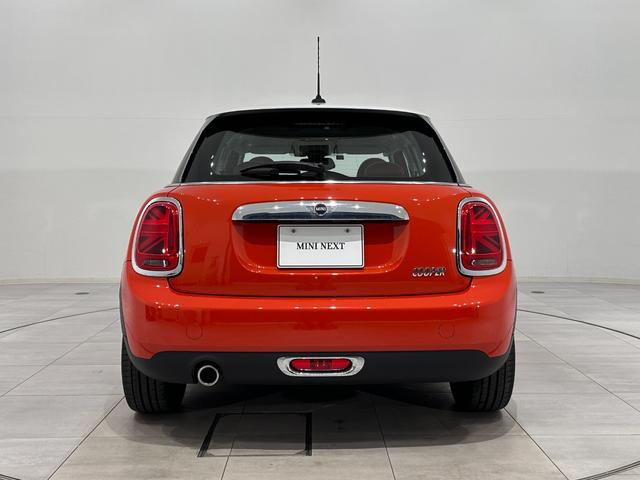 ＭＩＮＩ クーパー　ナビタッチスクリーン／ＥＴＣ／ＳＯＳコール／液晶メーター／マルチファンクションステアリング／ＬＥＤヘッドライト／ＬＥＤリアコンビランプユニオンジャックデザイン／１５インチホイール（9枚目）