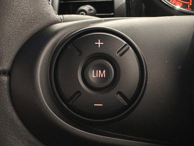 ＭＩＮＩ クーパー　ナビタッチスクリーン／ＥＴＣ／ＳＯＳコール／液晶メーター／マルチファンクションステアリング／ＬＥＤヘッドライト／ＬＥＤリアコンビランプユニオンジャックデザイン／１５インチホイール（32枚目）