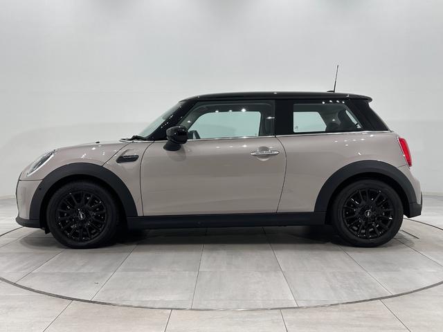 ＭＩＮＩ クーパー　プレミアムプラスパッケージクラシックトリム　全国２年保証／ＣａｒＰｌａｙ／ＥＴＣ／ＳＯＳコール／マルチファンクションステアリング／ＭＩＮＩドライビングモード／コンフォートアクセス／ＬＥＤヘッドライト／ＬＥＤリアコンビランプ）／１６インチホイール（12枚目）