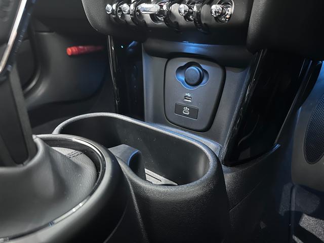 ＭＩＮＩ クーパー　プレミアムプラスパッケージクラシックトリム　全国２年保証／ＣａｒＰｌａｙ／ＥＴＣ／ＳＯＳコール／マルチファンクションステアリング／ＭＩＮＩドライビングモード／コンフォートアクセス／ＬＥＤヘッドライト／ＬＥＤリアコンビランプ）／１６インチホイール（26枚目）