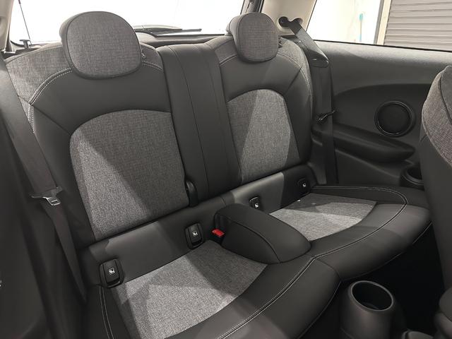 ＭＩＮＩ クーパー　プレミアムプラスパッケージクラシックトリム　全国２年保証／ＣａｒＰｌａｙ／ＥＴＣ／ＳＯＳコール／マルチファンクションステアリング／ＭＩＮＩドライビングモード／コンフォートアクセス／ＬＥＤヘッドライト／ＬＥＤリアコンビランプ）／１６インチホイール（41枚目）