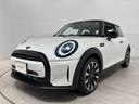 ＭＩＮＩ クーパー　プレミアムプラスパッケージクラシックトリム　認定中古車・２年保証・特別仕様車カムデン・ワンオーナー・ＡｐｐｌｅＣａｒＰｌａｙ・被害軽減ブレーキ・ＡＣＣ・バックカメラ・障害物センサー・ＬＥＤライト・ＥＴＣ・ＳＯＳコール・純正１７インチＡＷ（3枚目）