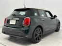 ＭＩＮＩ クーパー　レゾリュート・エディション　認定中古車・２年保証・・弊社元社用車・ＡｐｐｌｅＣａｒＰｌａｙ・被害軽減ブレーキ・オートクルーズ・バックカメラ・障害物センサー・ＥＴＣ・ワイヤレス充電・シートヒーター・ＳＯＳコール・純正１８インチＡＷ（7枚目）