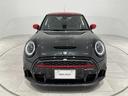 ＭＩＮＩ ジョンクーパーワークス　ジョンクーパーワークストリム　認定中古車・２年保証・ワンオーナー・ＡｐｐｌｅＣａｒＰｌａｙ・被害軽減ブレーキ・バックカメラ・障害物センサー・ＥＴＣ・シートヒーター・ヘッドアップディスプレイ・ＳＯＳコール・純正１８インチＡＷ（3枚目）