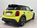ＪＣＷ　プレミアムプラスパッケージ　ＪＣＷトリム　認定中古車・２年保証・ワンオーナー・純正ナビ・ＡｐｐｌｅＣａｒＰｌａｙ・被害軽減ブレーキ・ＡＣＣ・バックカメラ・障害物センサー・ＥＴＣ・ＳＯＳコール・純正１８インチＡＷ・ルーフラッピング・社外品装着（9枚目）
