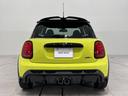 ＪＣＷ　プレミアムプラスパッケージ　ＪＣＷトリム　認定中古車・２年保証・ワンオーナー・純正ナビ・ＡｐｐｌｅＣａｒＰｌａｙ・被害軽減ブレーキ・ＡＣＣ・バックカメラ・障害物センサー・ＥＴＣ・ＳＯＳコール・純正１８インチＡＷ・ルーフラッピング・社外品装着（10枚目）