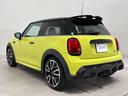 ＪＣＷ　プレミアムプラスパッケージ　ＪＣＷトリム　認定中古車・２年保証・ワンオーナー・純正ナビ・ＡｐｐｌｅＣａｒＰｌａｙ・被害軽減ブレーキ・ＡＣＣ・バックカメラ・障害物センサー・ＥＴＣ・ＳＯＳコール・純正１８インチＡＷ・ルーフラッピング・社外品装着（11枚目）