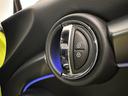 ＪＣＷ　プレミアムプラスパッケージ　ＪＣＷトリム　認定中古車・２年保証・ワンオーナー・純正ナビ・ＡｐｐｌｅＣａｒＰｌａｙ・被害軽減ブレーキ・ＡＣＣ・バックカメラ・障害物センサー・ＥＴＣ・ＳＯＳコール・純正１８インチＡＷ・ルーフラッピング・社外品装着（19枚目）