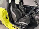 ＪＣＷ　プレミアムプラスパッケージ　ＪＣＷトリム　認定中古車・２年保証・ワンオーナー・純正ナビ・ＡｐｐｌｅＣａｒＰｌａｙ・被害軽減ブレーキ・ＡＣＣ・バックカメラ・障害物センサー・ＥＴＣ・ＳＯＳコール・純正１８インチＡＷ・ルーフラッピング・社外品装着（42枚目）