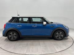 併設の整備工場で、納車前点検や車検点検などのメンテナンスを行います。また、オーナー様限定のイベントを開催しております。購入後も安心のアフターサービスで、ＭＩＮＩオーナーライフをお過ごしいただけます。 5