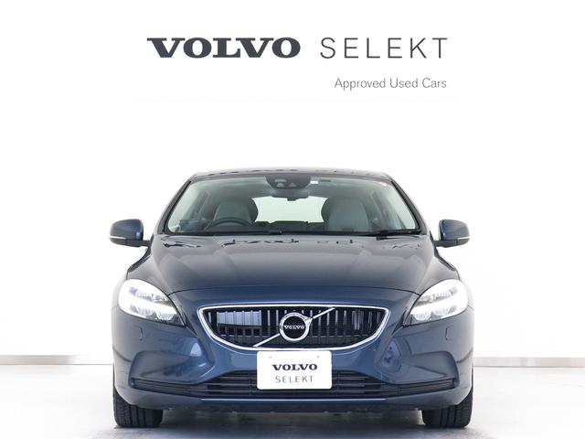 Ｖ４０ Ｄ４　モメンタム　クリーンディーゼル搭載　デニムブルーメタリック　シートヒーター　前後純正ドラレコ　ＰＣＣキーレス　チェック柄シート　ＬＥＤヘッドライト　歩行者エアバック　リアカメラ　ボルボガードアラームシステム（9枚目）