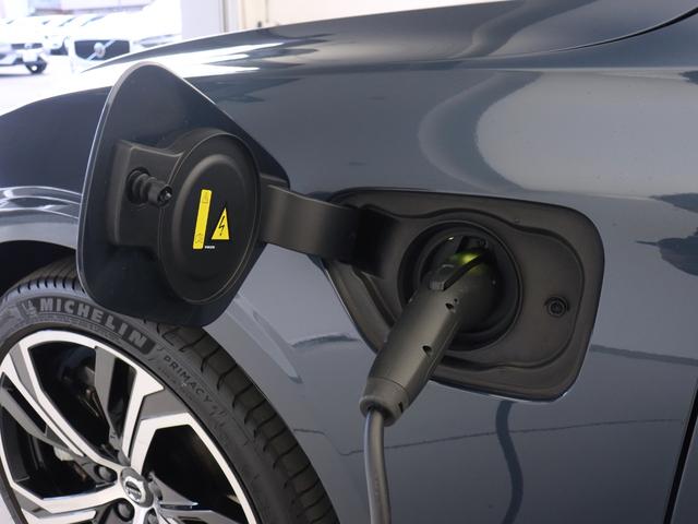 Ｓ６０ リチャジアルティメットＴ６ＡＷＤプラグインハイブリド　ＰＨＥＶ　パノラマサンルーフ　Ｇｏｏｇｌｅ　ドラレコ　ｈａｒｍａｎ／ｋａｒｄｏｎ　デニムブルーメタリック　１９ＡＷ　前後シートヒーター　ステアリングヒーター　クリスタルシフトノブ　ドリフトウッドパネル（8枚目）
