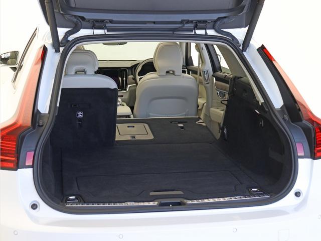 Ｖ９０ アルティメット　Ｂ５　電動パノラマサンルーフ　エアサス　社内使用　前後純正ドラレコ　Ｇｏｏｇｌｅ搭載　４８Ｖ　１９インチダイヤモンドカットＡＷ　白革　ｈａｒｍａｎ／ｋａｒｄｏｎサウンド　前後シートヒーター　シートエアコン（32枚目）