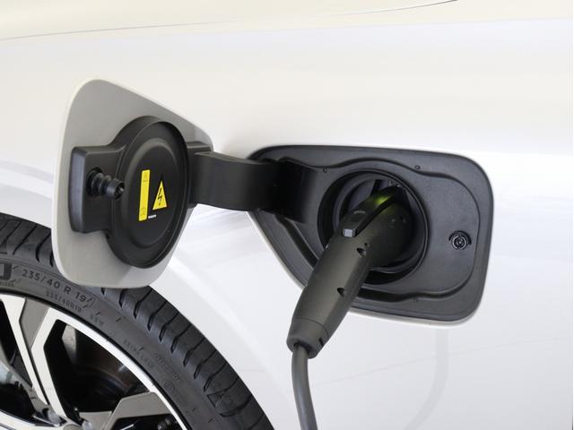 Ｓ６０ リチャジアルティメットＴ６ＡＷＤプラグインハイブリド　ＰＨＥＶ　サンルーフ　Ｂ＆Ｗ　社内使用車　Ｇｏｏｇｌｅ搭載　１９インチダイヤモンドカットＡＷ　シルバードーンメタリック　茶革　前後シートヒーター　ステアリングホイールヒーター　リラクゼーション機能（9枚目）