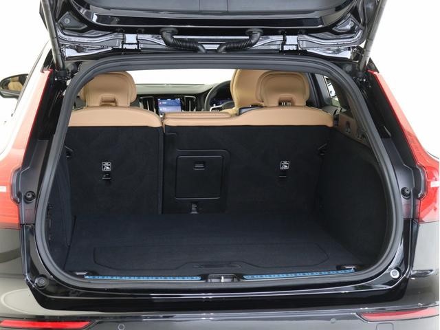 Ｖ６０ ウルトラ　Ｔ６　ＡＷＤ　プラグインハイブリッド　ＰＨＥＶ　電動パノラマサンルーフ　Ｇｏｏｇｌｅ搭載　ドラレコ　ｈａｒｍａｎ／ｋａｒｄｏｎプレミアムサウンド　茶革　リニアライムウッドパネル　クリスタルシフトノブ　１９インチＡＷ　前後シートヒーター（12枚目）