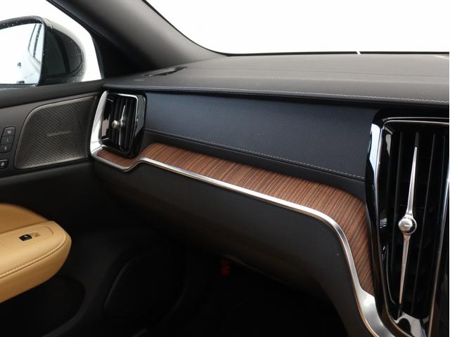 Ｖ６０ ウルトラ　Ｔ６　ＡＷＤ　プラグインハイブリッド　ＰＨＥＶ　電動パノラマサンルーフ　Ｇｏｏｇｌｅ搭載　ドラレコ　ｈａｒｍａｎ／ｋａｒｄｏｎプレミアムサウンド　茶革　リニアライムウッドパネル　クリスタルシフトノブ　１９インチＡＷ　前後シートヒーター（16枚目）