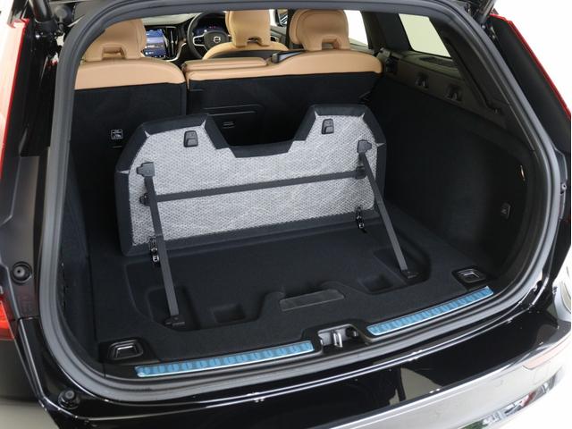 Ｖ６０ ウルトラ　Ｔ６　ＡＷＤ　プラグインハイブリッド　ＰＨＥＶ　電動パノラマサンルーフ　Ｇｏｏｇｌｅ搭載　ドラレコ　ｈａｒｍａｎ／ｋａｒｄｏｎプレミアムサウンド　茶革　リニアライムウッドパネル　クリスタルシフトノブ　１９インチＡＷ　前後シートヒーター（31枚目）