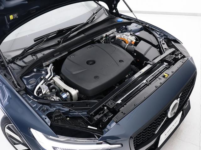 Ｖ６０ ウルトラ　Ｔ６　ＡＷＤ　プラグインハイブリッド　ＰＨＥＶ　電動パノラマサンルーフ　Ｂ＆Ｗプレミアムサウンド　２０２５年モデル　Ｇｏｏｇｌｅ搭載　前後純正ドラレコ　デニムブルーメタリック　白革　クリスタルシフトノブ　パワーテールゲート　３６０°カメラ（23枚目）