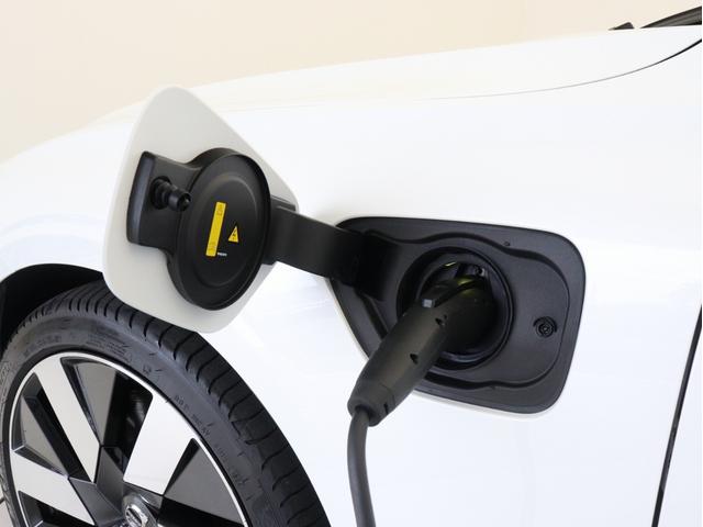 Ｖ６０ ウルトラ　Ｔ６　ＡＷＤ　プラグインハイブリッド　ＰＨＥＶ　電動パノラマサンルーフ　２０２５年モデル　Ｇｏｏｇｌｅ　ドラレコ　茶革　クリスタルシフトノブ　リニアライムウッドパネル　ベンチレーション機能　前後シートヒーター　ｈａｒｍａｎ／ｋａｒｄｏｎ（8枚目）