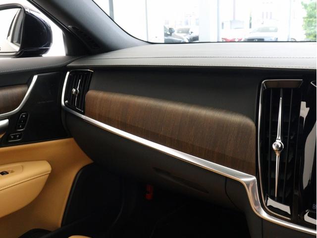 Ｖ９０ アルティメット　Ｂ５　電動パノラマサンルーフ　Ｇｏｏｇｌｅ搭載　ドラレコ　４８Ｖ　茶革　１９インチＡＷ　クリスタルシフトノブ　ピッチドオークウッドパネル　ベンチレーション機能　前後シートヒーター　ｈａｒｍａｎ／ｋａｒｄｏｎ（15枚目）