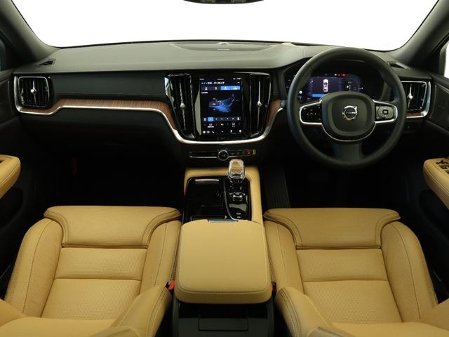 Ｖ６０ リチャジアルティメットＴ６ＡＷＤプラグインハイブリド　ＰＨＥＶ　電動パノラマサンルーフ　Ｇｏｏｇｌｅ搭載　純正３６０°ドラレコ　茶革　ｈａｒｍａｎ／ｋａｒｄｏｎ　クリスタルシフトノブ　リニアライムウッドパネル　ベンチレーション機能　リラクゼーション機能（4枚目）