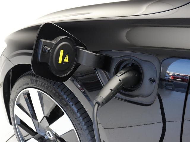 Ｖ６０ リチャジアルティメットＴ６ＡＷＤプラグインハイブリド　ＰＨＥＶ　電動パノラマサンルーフ　Ｇｏｏｇｌｅ搭載　純正３６０°ドラレコ　茶革　ｈａｒｍａｎ／ｋａｒｄｏｎ　クリスタルシフトノブ　リニアライムウッドパネル　ベンチレーション機能　リラクゼーション機能（8枚目）