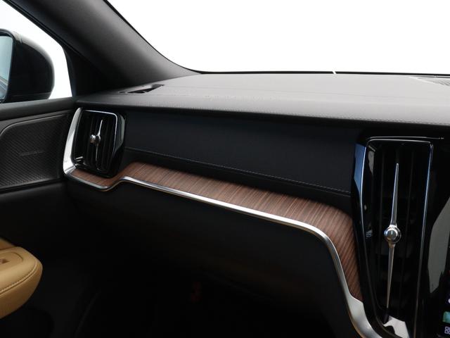 Ｖ６０ リチャジアルティメットＴ６ＡＷＤプラグインハイブリド　ＰＨＥＶ　電動パノラマサンルーフ　Ｇｏｏｇｌｅ搭載　純正３６０°ドラレコ　茶革　ｈａｒｍａｎ／ｋａｒｄｏｎ　クリスタルシフトノブ　リニアライムウッドパネル　ベンチレーション機能　リラクゼーション機能（17枚目）