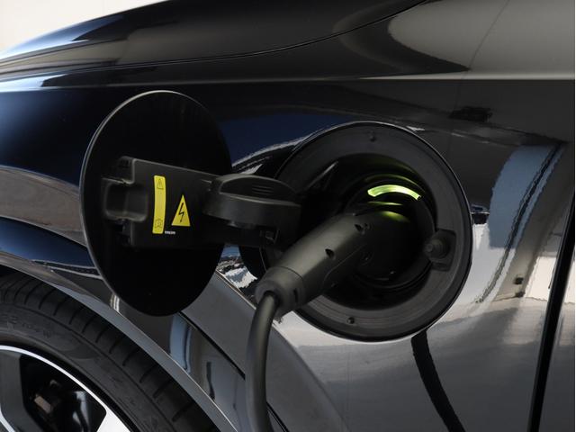 ＸＣ９０ リチャージアルテメットＴ８ＡＷＤプラグインハイブリド　ＰＨＥＶ　サンルーフ　エアサス　３列７人乗り　Ｇｏｏｇｌｅ搭載　ドラレコ　茶革　ｈａｒｍａｎ／ｋａｒｄｏｎ　前後シートヒーター　ステアリングホイールヒーター　クリスタルシフトノブ　２２インチＡＷ（8枚目）