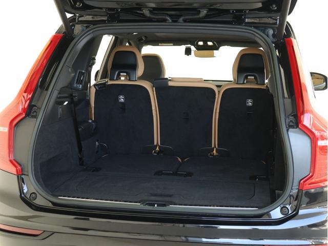 ＸＣ９０ リチャージアルテメットＴ８ＡＷＤプラグインハイブリド　ＰＨＥＶ　サンルーフ　エアサス　３列７人乗り　Ｇｏｏｇｌｅ搭載　ドラレコ　茶革　ｈａｒｍａｎ／ｋａｒｄｏｎ　前後シートヒーター　ステアリングホイールヒーター　クリスタルシフトノブ　２２インチＡＷ（12枚目）