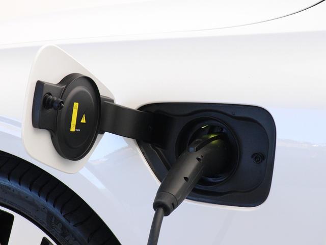 V60 PHEV サンルーフ Google搭載 前後純正ドラレコ 白革 リラクゼーション機能 クリスタルシフトノブ リニアライムウッドパネル 19インチAW 前後シートヒーター ステアリングホイールヒーター(8枚目)