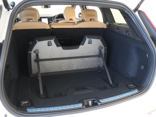 V60 PHEV サンルーフ Google搭載 前後純正ドラレコ 白革 リラクゼーション機能 クリスタルシフトノブ リニアライムウッドパネル 19インチAW 前後シートヒーター ステアリングホイールヒーター(33枚目)