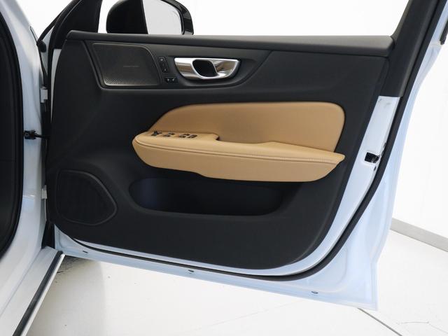 V60 PHEV サンルーフ Google搭載 前後純正ドラレコ 白革 リラクゼーション機能 クリスタルシフトノブ リニアライムウッドパネル 19インチAW 前後シートヒーター ステアリングホイールヒーター(40枚目)