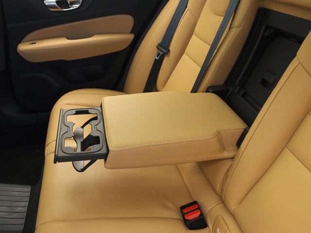 V60 PHEV サンルーフ Google搭載 前後純正ドラレコ 白革 リラクゼーション機能 クリスタルシフトノブ リニアライムウッドパネル 19インチAW 前後シートヒーター ステアリングホイールヒーター(41枚目)