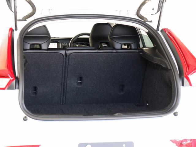 V40 T3 インスクリプション 2019年モデル ドラレコ harman/kardon モダンウッドパネル シートヒーター リアビューカメラ LEDヘッドライト パドルシフト 17インチAW レーンキープ 追従クルーズコントロール(11枚目)