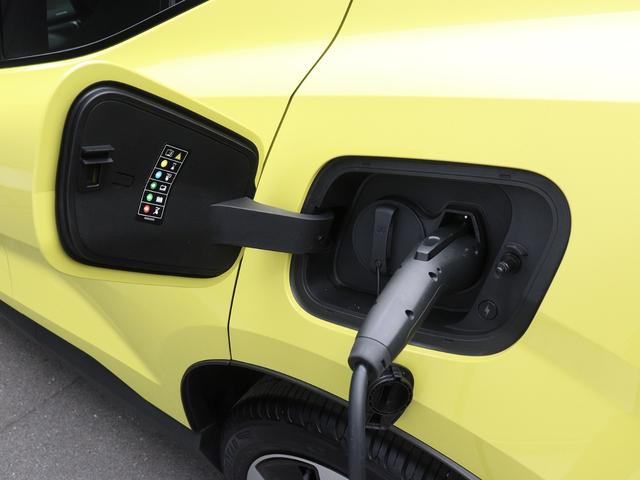 EX30 ウルトラシングルモーター エクステンデッドレンジ 電気自動車 パノラマガラスルーフ Google搭載 前後純正ドラレコ モスイエロー 20インチダイヤモンドカットAW harman/kardon シートヒーター ステアリングホイールヒーター(8枚目)