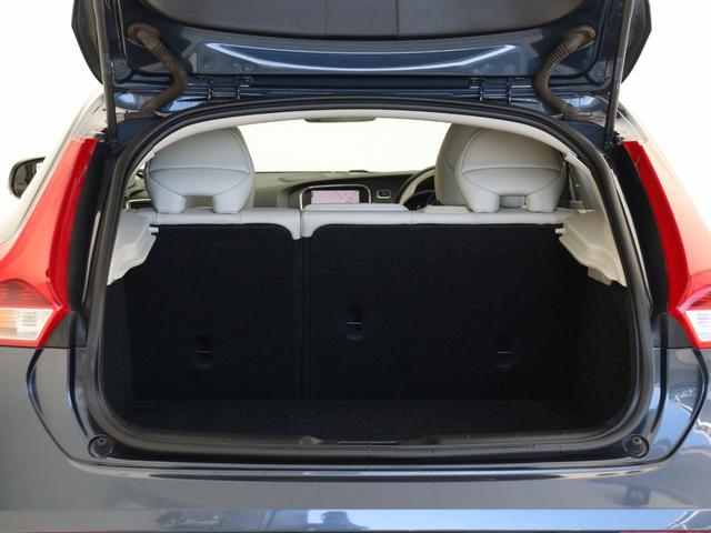 V40 クロスカントリー D4 サマム ディーゼルエンジン 2018年モデル 白革 harman/kardon モダンウッドパネル フロントパワーシート シートヒーター リアビューカメラ LEDヘッドライト パドルシフト PCCキーレス(11枚目)