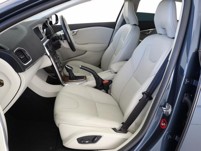 V40 クロスカントリー D4 サマム ディーゼルエンジン 2018年モデル 白革 harman/kardon モダンウッドパネル フロントパワーシート シートヒーター リアビューカメラ LEDヘッドライト パドルシフト PCCキーレス(12枚目)