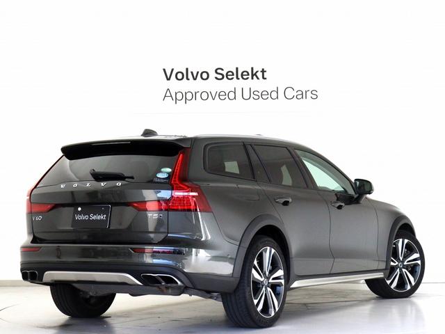 Ｖ６０ クロスカントリー　Ｔ５　ＡＷＤ　プロ　サンルーフ　プラスＰＫＧ　ドラレコ　マルーンブラウン革　前後シートヒーター　ステアリングヒーター　リラクゼーション機能　ベンチレーション機能　１９インチＡＷ　パワーテールゲート　３６０°カメラ（7枚目）