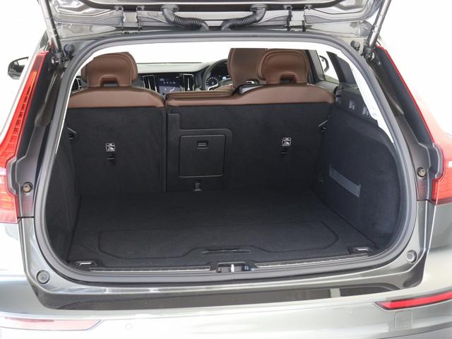 Ｖ６０ クロスカントリー　Ｔ５　ＡＷＤ　プロ　サンルーフ　プラスＰＫＧ　ドラレコ　マルーンブラウン革　前後シートヒーター　ステアリングヒーター　リラクゼーション機能　ベンチレーション機能　１９インチＡＷ　パワーテールゲート　３６０°カメラ（12枚目）