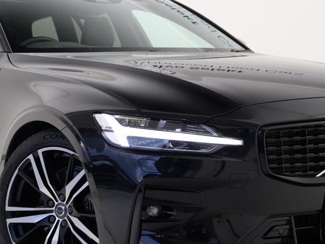 Ｖ６０ Ｂ５　Ｒデザイン　サンルーフ　ＣｌｉｍａｔｅＰＫＧ　　ｈａｒｍａｎ／ｋａｒｄｏｎ　前後シートヒーター　ステアリングホイールヒーター　パワーテールゲート　１９インチダイヤモンドカットＡＷ　メタルメッシュアルミニウムパネル（22枚目）