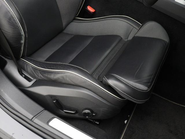 Ｖ６０ Ｂ５　Ｒデザイン　サンルーフ　ＣｌｉｍａｔｅＰＫＧ　　ｈａｒｍａｎ／ｋａｒｄｏｎ　前後シートヒーター　ステアリングホイールヒーター　パワーテールゲート　１９インチダイヤモンドカットＡＷ　メタルメッシュアルミニウムパネル（33枚目）