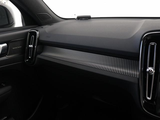 XC40 B4 AWD Rデザイン 専用スポーツサス ドラレコ 48V harman/kardon 専用Nubuck/ファインナッパレザーコンビシート 前後シートヒーター ステアリングホイールヒーター パワーテールゲート 360°カメラ(15枚目)