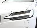 ひときわ印象的なT字型のLEDヘッドライトは、新世代のボルボを象徴するユニークなアイコンとなっています。LEDデイタイム・ランニング・ライトやポジションライト、ウインカーの役割も果たします。
